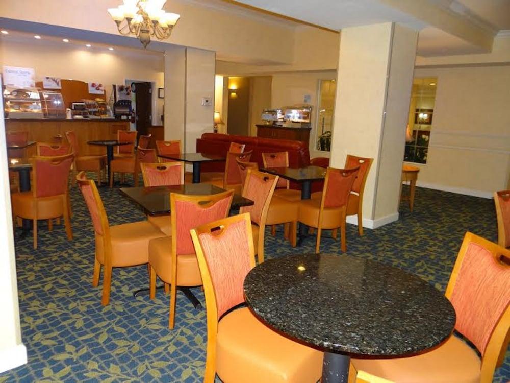 Holiday Inn Express Hotel & Suites Salisbury - Delmar By Ihg Екстериор снимка