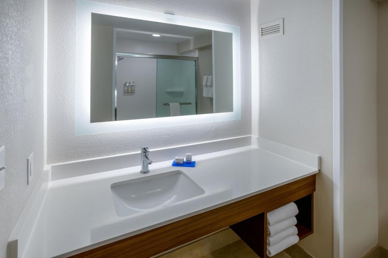 Holiday Inn Express Hotel & Suites Salisbury - Delmar By Ihg Екстериор снимка