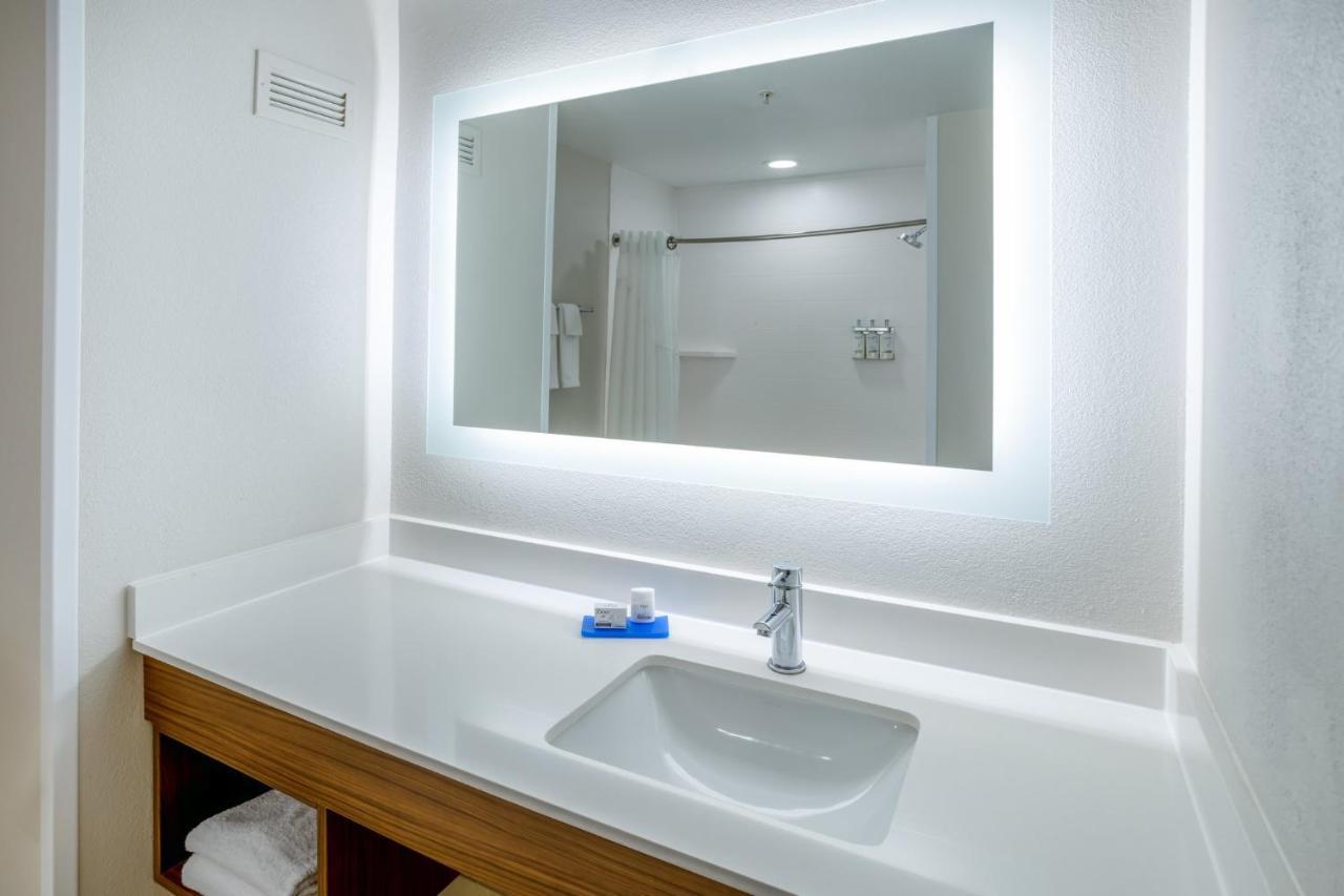 Holiday Inn Express Hotel & Suites Salisbury - Delmar By Ihg Екстериор снимка